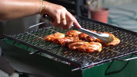Chicken on the grill Vídeos de archivo 97123927