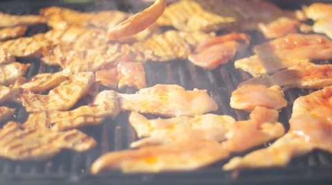 Chicken grilling on barbecue Vídeos de archivo 55849929