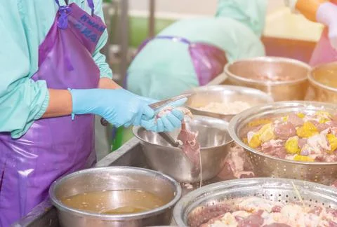 Chicken internal organs cleanning in process line. Foto stock