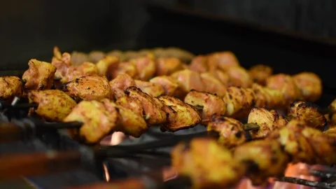 Chicken kabobs on grill Video stock 95619815