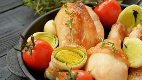 Chicken with leeks, cherry tomatoes, garlic and thyme Video stock 70060901