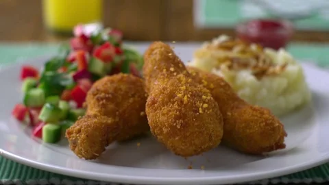  Chicken leg falling on plate Stock-Footage 81804067