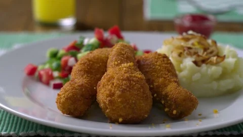  Chicken leg falling on plate Stock-Footage 81805765