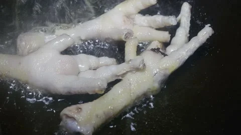 Chicken legs with cut claws in boiling oil in a frying pan, close-up Vídeos de archivo 227436074