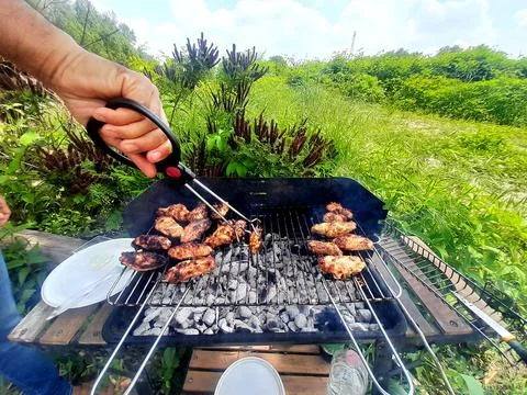 Chicken meat roasting at barbecue. BBQ fresh chicken pieces Stockfoto's