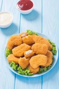Chicken nuggets in plate on rustic background Foto stock