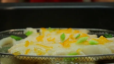 Chicken or fish cooking over green beans. Topped with cheese and chives B Video stock 106828023