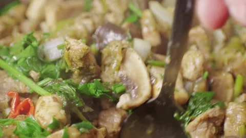 Chicken or pork stew with red and green pepper onion, and spices cooking in a 스톡 동영상 246334563