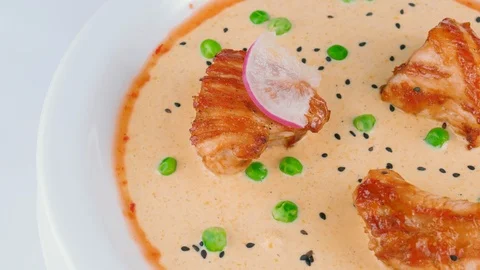 Chicken or turkey kebab in Maize cream sauce with green pea Video stock 95156761