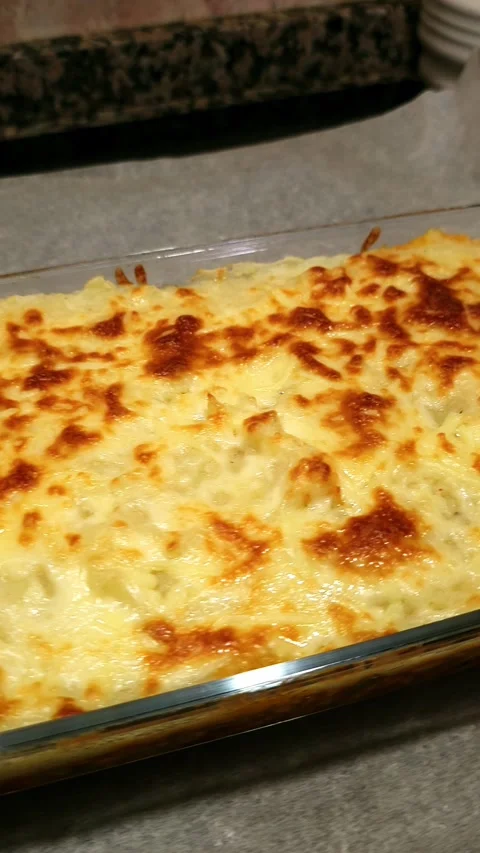 Chicken pie with vegetables and tomato sauce. 動画素材 346068439