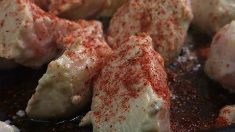 Chicken pieces are fried in vegetable oil with spices and sauce in a hot fr.. 库存影片 302917317