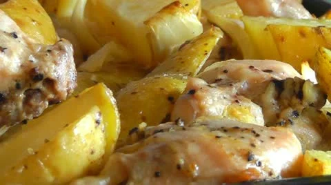 Chicken with potatoes Video stock 10875098