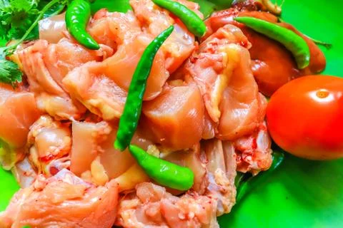 Chicken is ready for its processing in woven for going to lunch table Stock-Fotos