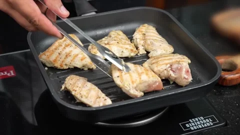 Chicken roast fried in grill pan with spice and garlic lemon Video stock 286073230