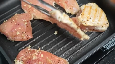 Chicken Roast fried in grill pan with garlic lemon. Raw chicken frying Video stock 286073250