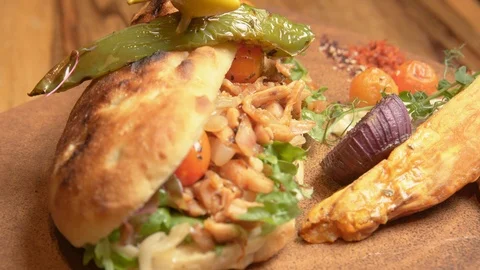 Chicken sandwich close up Video stock 95167186