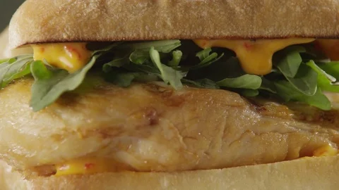Chicken sandwich turning 動画素材 81835287