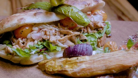 Chicken Sandwich with vegtable Vídeos de archivo 93773401