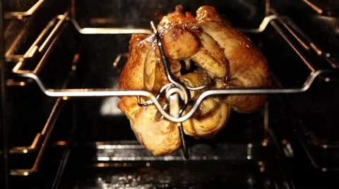 Chicken on skewer in grill Vidéo 8577045