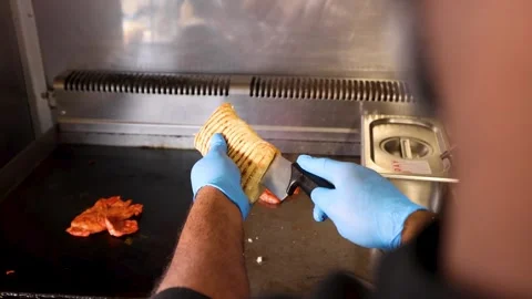 Chicken Tikka chef cutting panini over hot plate grill 스톡 동영상 274808577