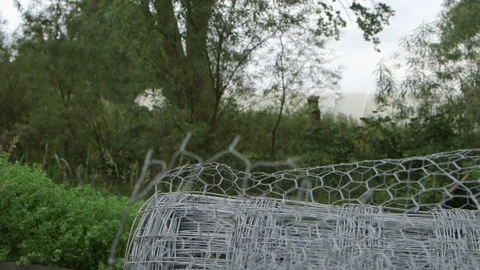 Chicken wire roll on field closeup Vidéo 144292265