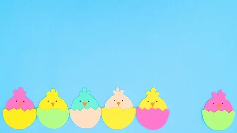 Chickens in eggs blinking on blue background - Easter looping stop motion 動画素材 124350315