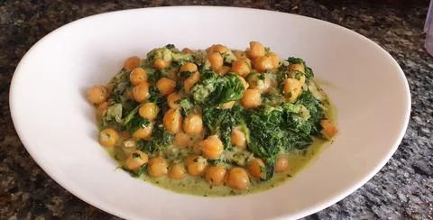 Chickpea dish with spinach and a bit of curry. Foto stock