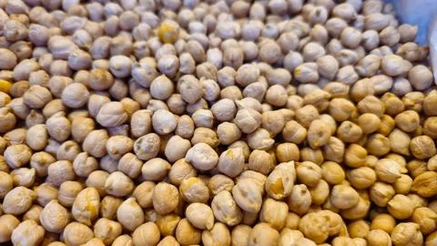 Chickpeas in large quantity inside a bag Foto stock