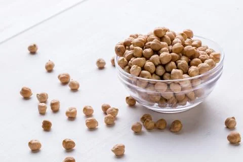 Chickpeas on white table Foto stock