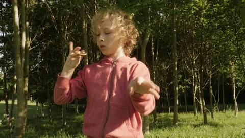 Chid playing with fidget spinner. Video stock 76166400