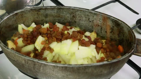 Chief adding raisins in kettle with simmering ingredients of pilaf 動画素材 32597470