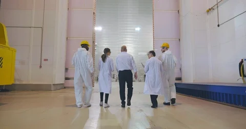 Chief and his scientists and employees entering large innovative high voltage Vidéo 121102437