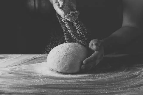Chief baker preparing dough for bread in a bakery. Kitchen professional. Foto stock
