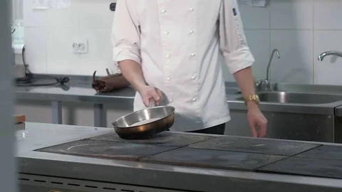The chief cooks a fish in a restaurant Video stock 83248146