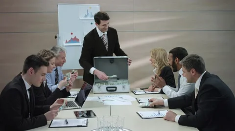 Chief distributes salary. Successful managers are rewarded. Vídeo Stock 50491547