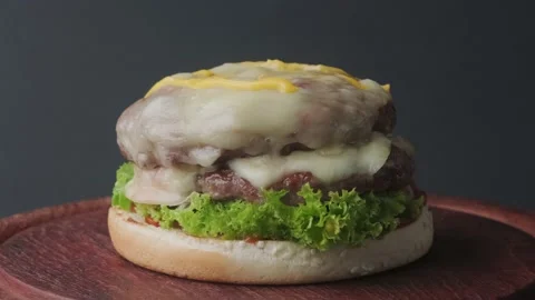 Chief drops fried bacon on double cheeseburger 動画素材 140328679