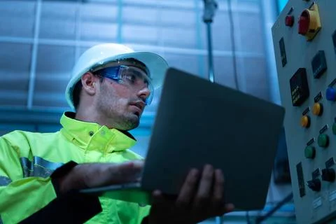 Chief Engineer of Mechanical Plant Checking the electronic circuit of the ... Foto stock