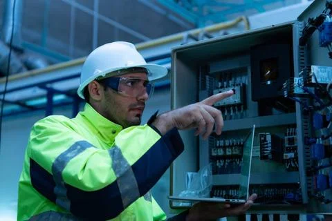 Chief Engineer of Mechanical Plant Checking the electronic circuit of the ... Foto stock