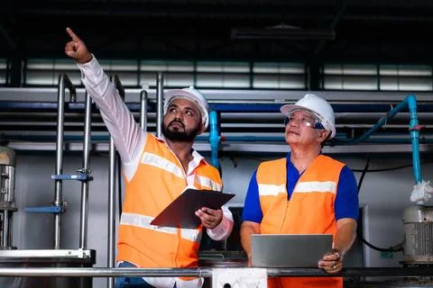 Chief engineer of a mechanical plant Inspecting and explaining the mainten... Foto stock