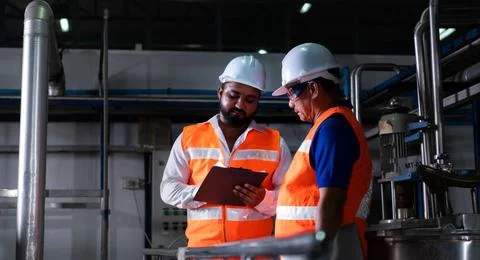 Chief engineer of a mechanical plant Inspecting and explaining the mainten... Foto stock