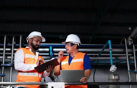 Chief engineer of a mechanical plant Inspecting and explaining the mainten... Foto stock