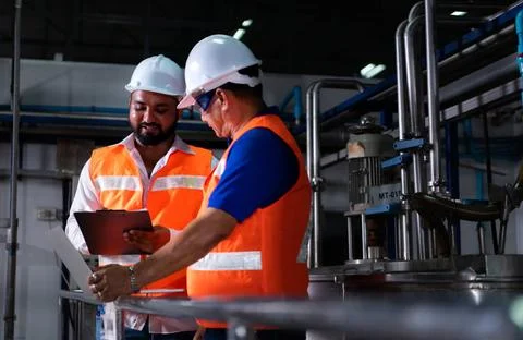 Chief engineer of a mechanical plant Inspecting and explaining the mainten... Foto stock