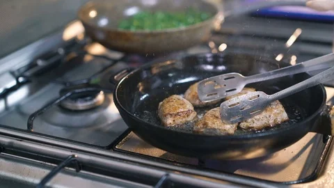 Chief frying cutlets in 4K 動画素材 72027293