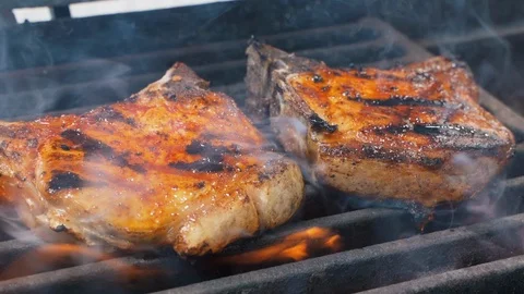 Chief hands cooked the meat on the grill 動画素材 108350692