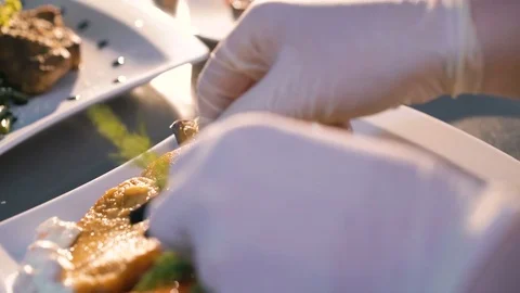 Chief making food presentation in 4K Vídeo Stock 72029912