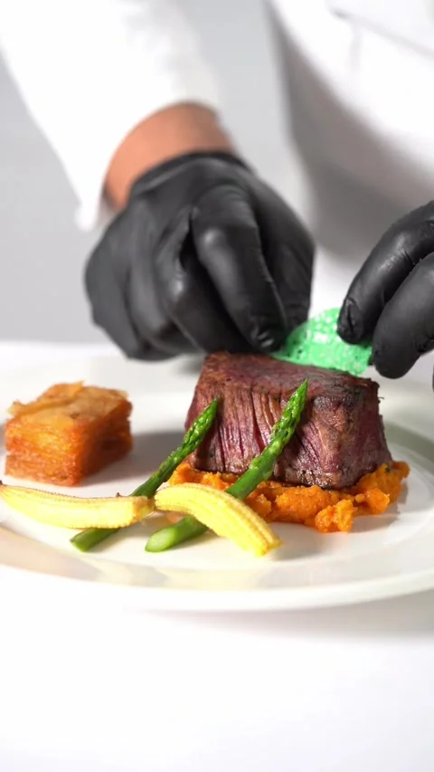 A chief plating Juicy grilled beef steak served on creamy mashed vegetables in 库存影片 335164561