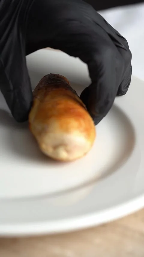 Chief plating roasted chicken piece with carrots and green beans on a plate Vídeo Stock 328964841