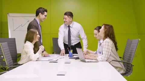 Chief speak positive speech to his business work team and shake hand to the best Stock Footage 80800185