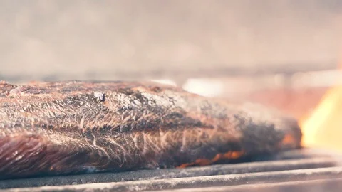 Chief using the spatula and turning the meat on the grill 库存影片 107537041