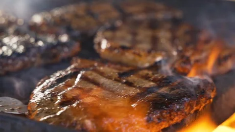 Chief using the tong and turning the meat on the grill Vidéo 108350413